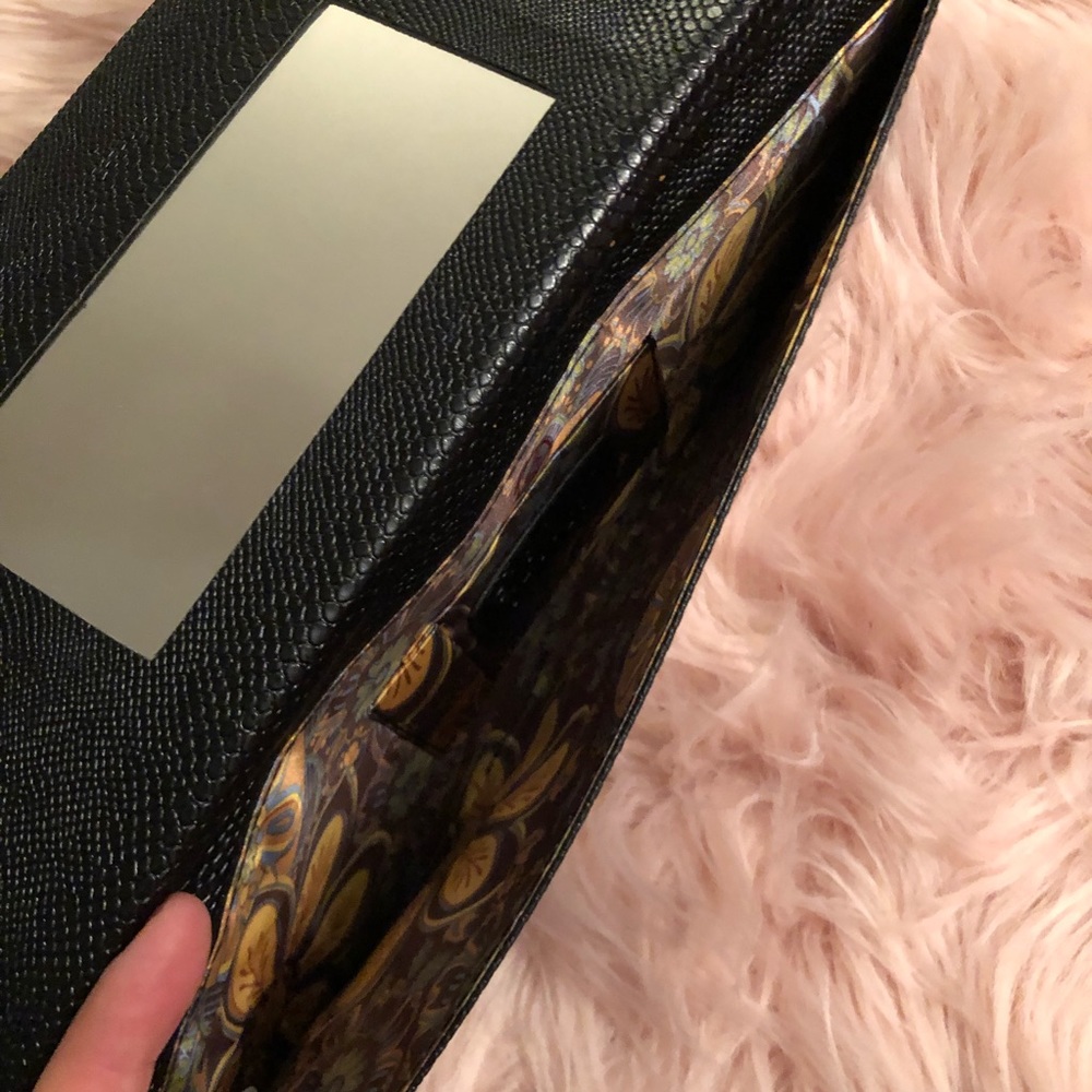 Super slim and sleek crocodile envelope clutch - Picture 4 of 7